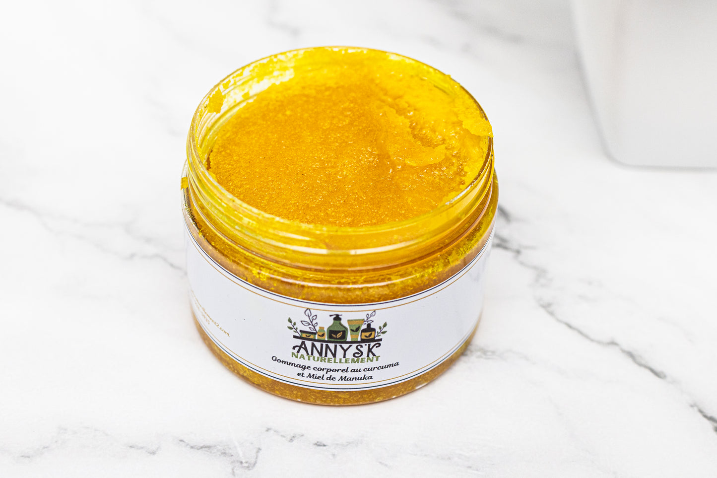 Gommage corporelle au curcuma et au miel de Manuka