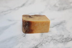 SAVON AU CURCUMA, GINGEMBRE ET BOIS DE SANTAL